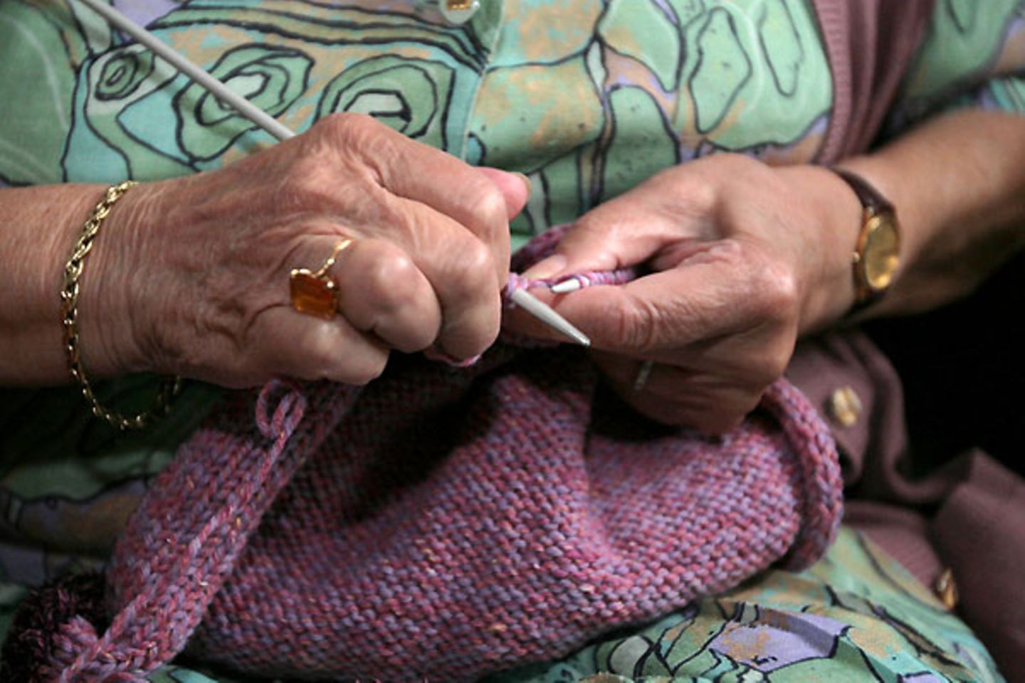 Ein Pulli aus dem besten Freund des Menschen     In Gedenken an seine verstorbenen Hunde hat sich ein britisches Ehepaar zwei Pullover aus dem Fell ihrer geliebten Vierbeiner gestrickt. Beth und Brian Willis aus dem nordenglischen Newcastle wärmen sich seit dem Tod ihrer beiden Rassehunde mit einem weißen und einem braunen Pullover, berichteten mehrere britische Zeitungen. "Manche Leute denken, das ist eklig, aber für uns ist das ziemlich normal", sagte die 71- jährige Beth Willis. Ihr 73 Jahre alter Mann lobte, sein Spezialpullover sei vor allem wasserdicht und halte ihn bei jedem Wetter warm. Seine Frau hatte das erste gute Stück aus den Haaren ihres weißen Samojede-Hundes "Kara" gestrickt, die sie zuvor zu Wolle spinnen ließ. Die Idee kam ihr, als sie Prinzessin Diana mit einer Stola aus Hundehaar gesehen hatte.