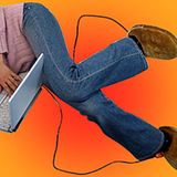 Nach der Körperpflege geht "MüWa", wie sie von ihren Kollegen in ihrer Abwesenheit genannt wird, zum gemütlichen Teil des Abends über. Chronisch kalte Füße bekämpft sie mit ihren japanischen USB-Hausschuhen - mit eingebauter Heizung. Ahh, das tut gut!  Preis: 3900 Yen (ca. 28 Euro)