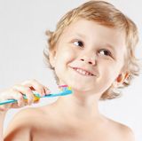 Machen Sie das Zähneputzen zu einem festen Ritual. Zahnputzlieder können gegebenenfalls dabei helfen. Und seien Sie selbst ein gutes Vorbild.