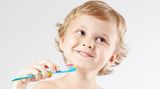 Machen Sie das Zähneputzen zu einem festen Ritual. Zahnputzlieder können gegebenenfalls dabei helfen. Und seien Sie selbst ein gutes Vorbild.