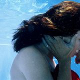 Die Kulturwissenschaftlerin sieht das Küssen vielmehr als eindeutige sexuelle Kontaktaufnahme. Während unsere frühen Vorfahren wohl eher das Hinterteil ihres Gegenübers beschnüffelt und beleckt haben, lenkte der aufrechte Gang die Aufmerksamkeit auf den Mund des Anderen