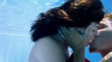 Die Kulturwissenschaftlerin sieht das Küssen vielmehr als eindeutige sexuelle Kontaktaufnahme. Während unsere frühen Vorfahren wohl eher das Hinterteil ihres Gegenübers beschnüffelt und beleckt haben, lenkte der aufrechte Gang die Aufmerksamkeit auf den Mund des Anderen
