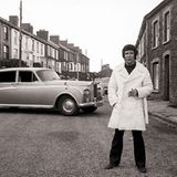 Tom Jones mit seiner Rolls Royce Phantom Limousine, besucht seinen Geburtsort Pontypridd in Südwales