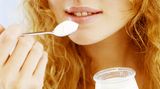In einem milden Joghurt stecken Kulturen von Milchsäurebakterien, die weniger stark nachsäuern und so den Geschmack mildern