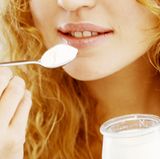 In einem milden Joghurt stecken Kulturen von Milchsäurebakterien, die weniger stark nachsäuern und so den Geschmack mildern