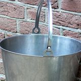 Vor einigen Jahren bat der Radiosender Schleswig-Holstein um eine Wasserspende für den Nord-Ostsee-Kanal, der angeblich auszutrocknen drohe. Hunderte von Helfern erschienen mit Wassereimern