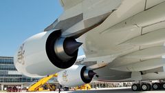 Die Triebwerke mit je einer Schubkraft von 340 kN stammen nicht von Rolls Royce wie bei der A380 von Singapore Airlines, sondern von der Engine Alliance, einem Joint Venture von General Electric und Pratt & Whitney