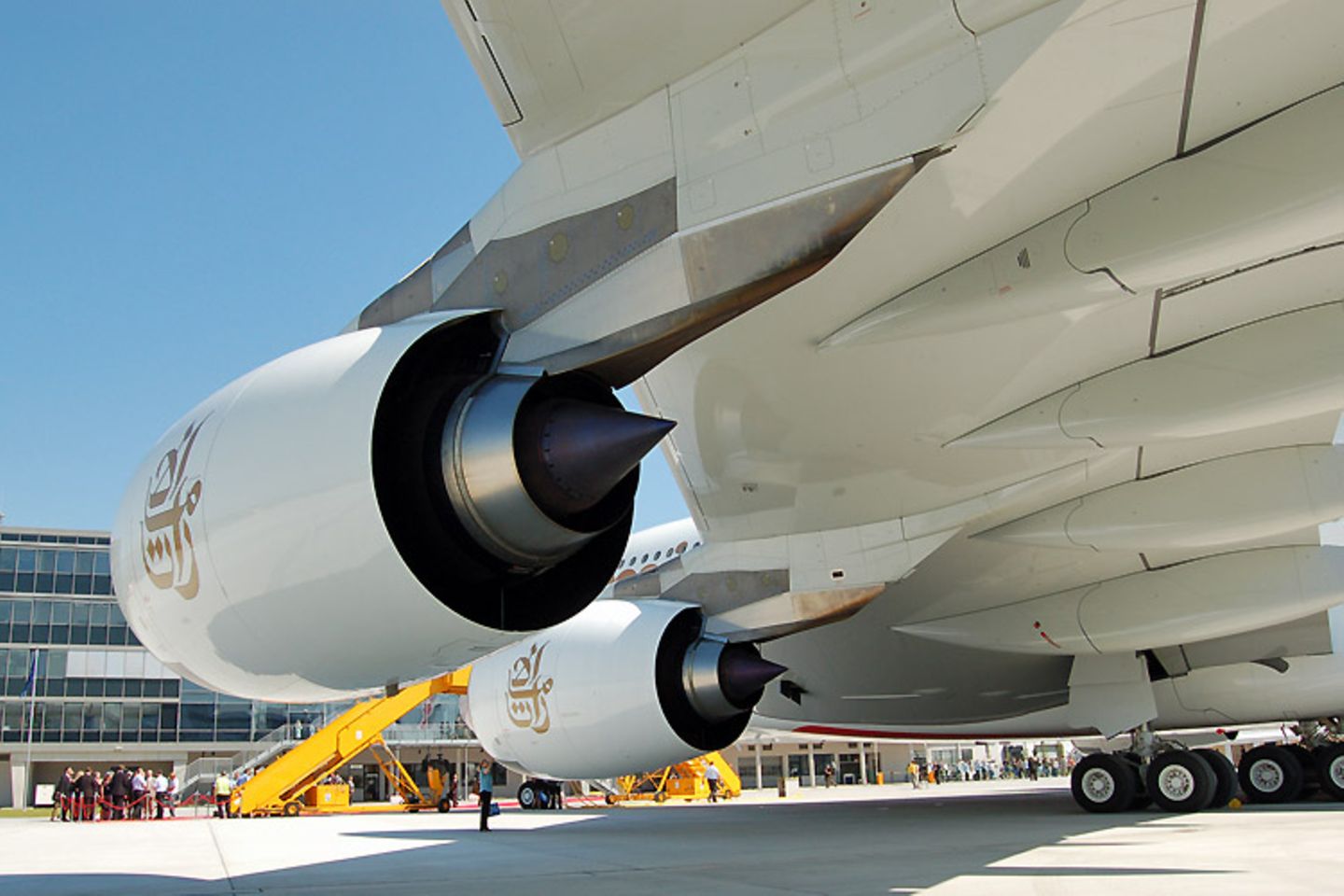 Die Triebwerke mit je einer Schubkraft von 340 kN stammen nicht von Rolls Royce wie bei der A380 von Singapore Airlines, sondern von der Engine Alliance, einem Joint Venture von General Electric und Pratt & Whitney