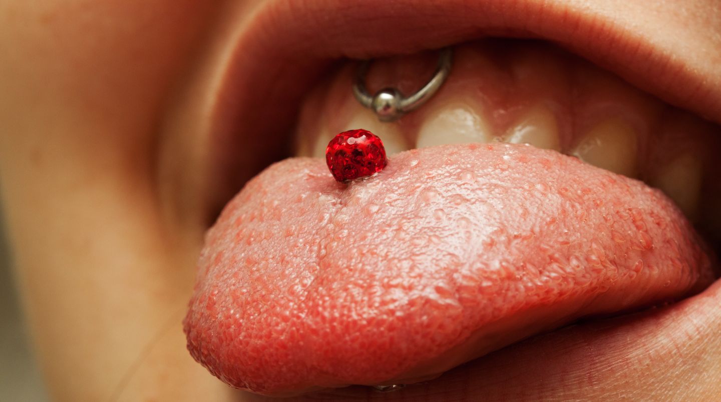 Piercing-Schmuck auf der Zunge, der Unter- oder Oberlippe kann Entzündungen, Schmerzen und Nervenschädigungen verursachen und damit auf Dauer die Zähne und den Zahnhalteapparat schädigen.