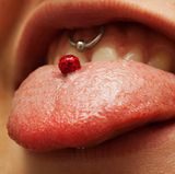 Piercing-Schmuck auf der Zunge, der Unter- oder Oberlippe kann Entzündungen, Schmerzen und Nervenschädigungen verursachen und damit auf Dauer die Zähne und den Zahnhalteapparat schädigen.