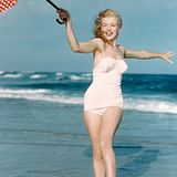 Marilyn Monroe turnt im Badeanzug über den Strand, Anfang der 50er Jahre. Der Zeit angemessen, doch für ihre Verhältnisse ist sie ziemlich bekleidet.