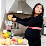 Obst und Gemüse sollte zu jeder Mahlzeit gehören, am besten verteilt auf fünf Portionen am Tag. Ein Glas reiner Frucht- oder Gemüsesaft kann eine Portion ausmachen.