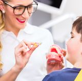 Ab und zu sollte der Zahnarzt den Mundschutz kontrollieren. Bei Jugendlichen, die noch wachsen, muss der Schutz dem wachsenden Gebiss angepasst werden