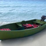 Regelmäßige Fähr- oder Flugverbindungen existieren nicht. Nur mit einem gemieteten Boot ist die Insel zu erreichen