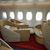 La Première  … in ein flaches Bett verwandeln. Allerdings verzichtet Air France auf ein Suite-Konzept, wie es von anderen A380-Kunden bestellt wurde. Premium-Passagiere zahlen heute nicht mehr für Überschall-Geschwindigkeit, sie legen Wert auf eine Privatsphäre beim Reisen