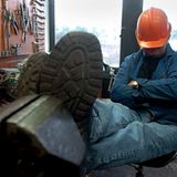 2006: Siesta in Deutschland    Siesta für das mediterrane Deutschland: Ex-SPD-Generalsekretär Klaus Uwe Benneter und der Grünen-Politiker Hans Christian Ströbele fordern die Einführung einer Siesta in heißen Sommern. Durch die hohen Temperaturen schlugen die Politiker eine Siesta von 12 bis 16 Uhr vor. Denn durch den Klimawandel gebe es in Deutschland zunehmend heiße Sommer, eine Änderung des Lebenswandels sei nötig