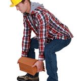 Heben Sie mit geradem Rücken! Das geht so: Sie stellen sich möglichst nah an den schweren Gegenstand und gehen dann in die Hocke. Aber beugen Sie die Knie dabei nicht mehr als 90 Grad. Dann heben Sie die Last aus den Knien heraus. Der Rücken bleibt gerade. Wenn Sie die Last wieder auf den Boden stellen, geht es genau umgekehrt - erst in die Hocke, dann absetzen.