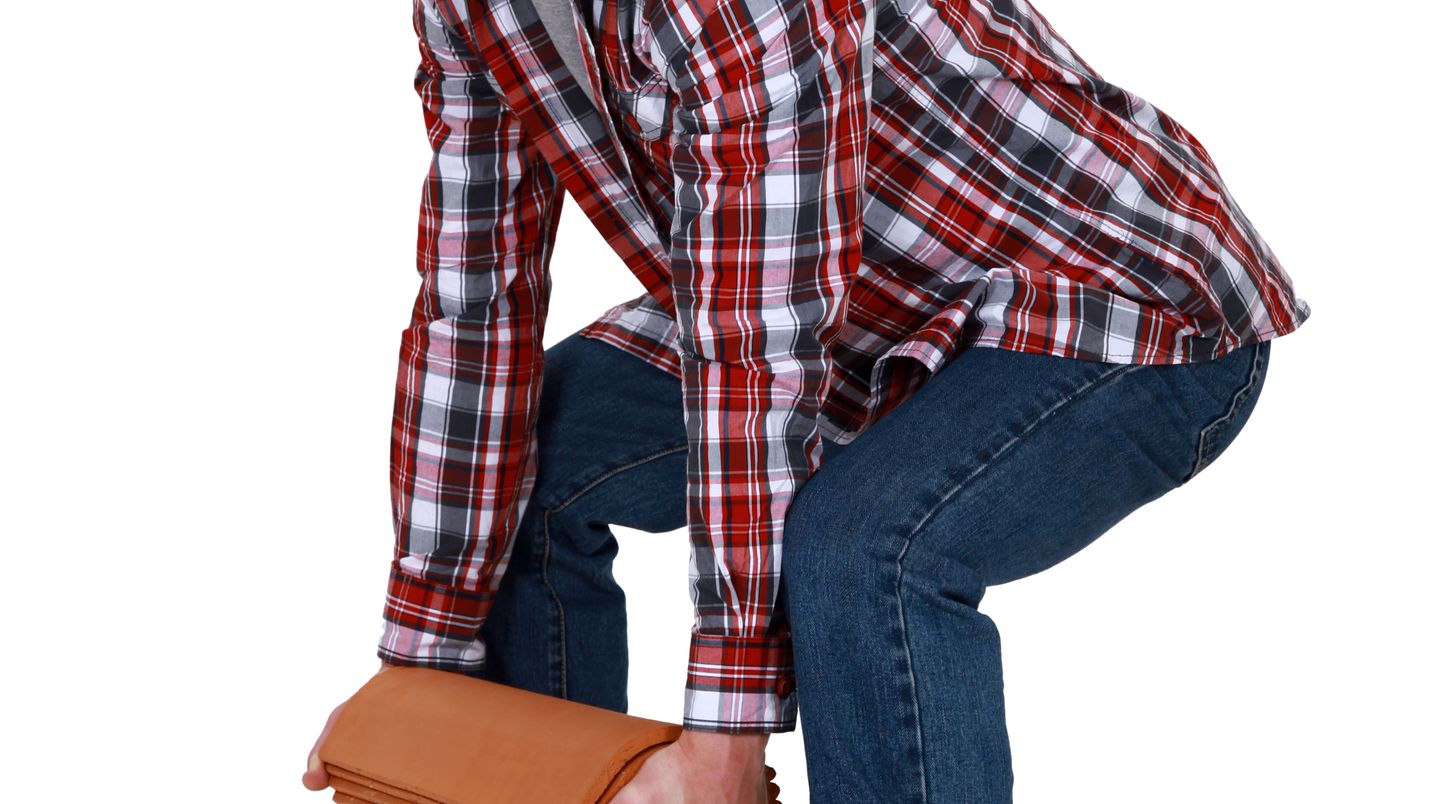 Heben Sie mit geradem Rücken! Das geht so: Sie stellen sich möglichst nah an den schweren Gegenstand und gehen dann in die Hocke. Aber beugen Sie die Knie dabei nicht mehr als 90 Grad. Dann heben Sie die Last aus den Knien heraus. Der Rücken bleibt gerade. Wenn Sie die Last wieder auf den Boden stellen, geht es genau umgekehrt - erst in die Hocke, dann absetzen.