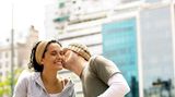Und zuletzt: Küssen Männer und Frauen eigentlich aus derselben Motivation heraus? Nicht unbedingt! Für "sie" ist die Berührung der Lippen eine "vertrauensbildende Maßnahme" und ein Gefühlsbarometer ihrer Partnerschaft. Männer dagegen setzen den Kuss auch mal eindeutig zielgerichtet als Vorbereitung auf Sex ein. Der Kuss hat für Frauen einen höheren Stellenwert. 63 Prozent würden nach Ebberfelds Befragung lieber auf Sex als auf den Lippenkontakt verzichten - allerdings nur 37,3 Prozent der Männer.  Text: Nanette Franke