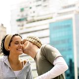 Und zuletzt: Küssen Männer und Frauen eigentlich aus derselben Motivation heraus? Nicht unbedingt! Für "sie" ist die Berührung der Lippen eine "vertrauensbildende Maßnahme" und ein Gefühlsbarometer ihrer Partnerschaft. Männer dagegen setzen den Kuss auch mal eindeutig zielgerichtet als Vorbereitung auf Sex ein. Der Kuss hat für Frauen einen höheren Stellenwert. 63 Prozent würden nach Ebberfelds Befragung lieber auf Sex als auf den Lippenkontakt verzichten - allerdings nur 37,3 Prozent der Männer.  Text: Nanette Franke