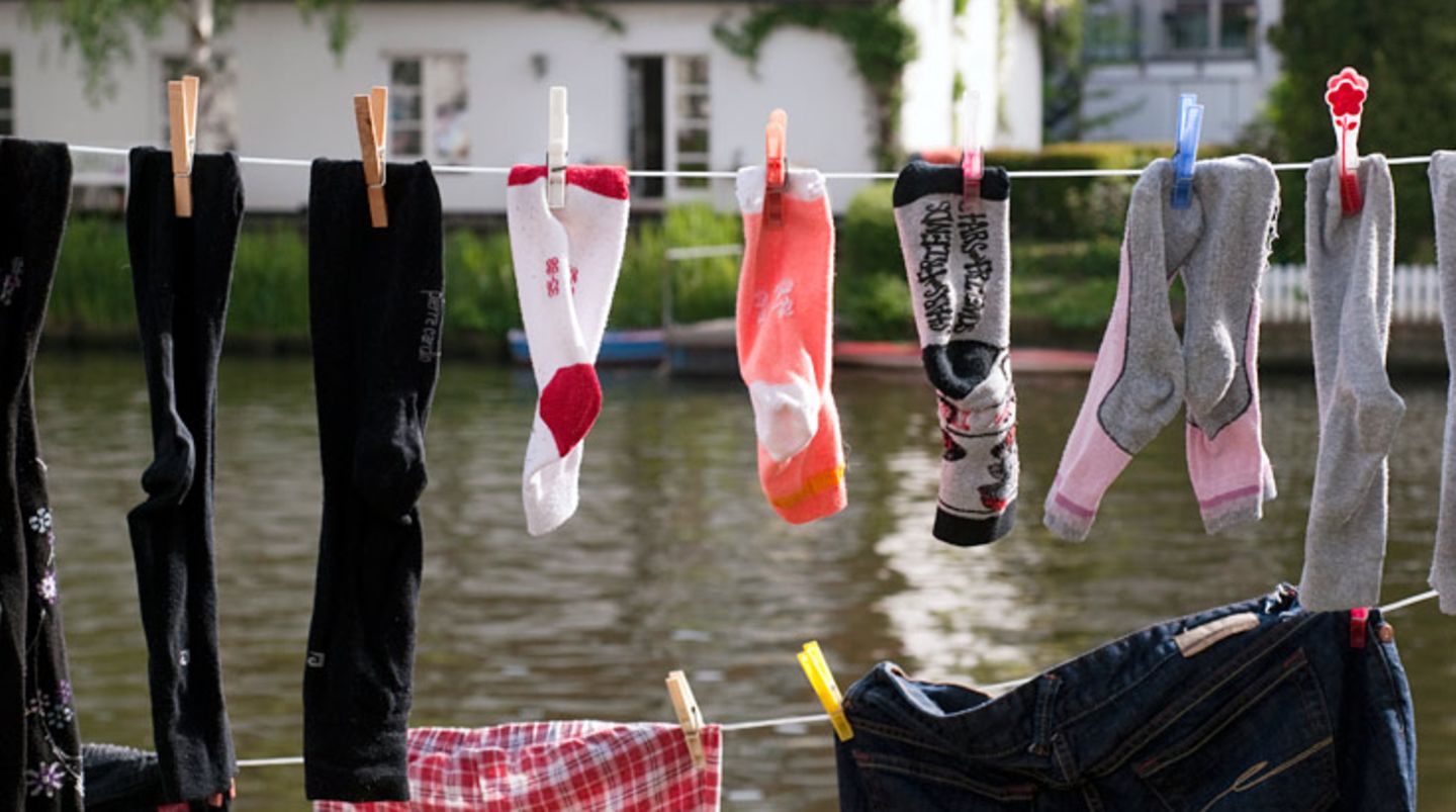 In Socken aus Wolle oder Baumwolle schwitzen Ihre Füße nicht so stark wie in Socken aus synthetischen Fasern. Die Haut weicht nicht auf und Bakterien und Pilze können sich nicht so leicht ansiedeln