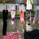 In Socken aus Wolle oder Baumwolle schwitzen Ihre Füße nicht so stark wie in Socken aus synthetischen Fasern. Die Haut weicht nicht auf und Bakterien und Pilze können sich nicht so leicht ansiedeln