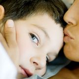 Küssen hinterlässt sogar bleibende Spuren im Gehirn. Die Art und Umgebung, in der wir unseren ersten Kuss empfangen, können unsere erotischen Vorlieben prägen. Hinzu kommt, dass Küssen das Dopaminsystem aktiviert - das sogenannte körpereigene Belohnungssystem. Deshalb wollen wir immer wieder küssen