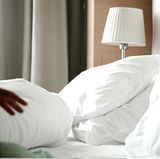 Beziehen Sie alle Matratzen, Kopfkissen und Bettdecken in Ihrem Schlafraum mit milbenundurchlässigen Hüllen, so genannten Encasings - auch die Ihres nicht betroffenen Partners. So schneiden Sie die im Bett lebenden Milben von der ständigen Nahrungszufuhr, den Hautschuppen, ab und kommen gleichzeitig weniger mit ihnen und ihren Ausscheidungen in Kontakt. Gute Encasings sind leider nicht billig. Sie haben aber den Vorteil, dass man sie auch mit in den Urlaub nehmen kann