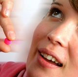 Mit Hilfe einer Färbetablette können sie kontrollieren, ob Sie sauber geputzt haben. Sie kauen diese Tablette nach dem Zähneputzen. Die Stellen, die danach angefärbt sind und sich nicht mit der Zunge reinigen lassen, zeigen Ihnen Zahnbelag an