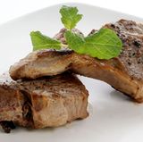 Mit zwei bis drei eiweißreichen Mahlzeiten pro Tag können Sie gut Ihren Eiweißbedarf decken. Dafür eignen sich mageres Fleisch, Geflügel, Fisch, fettarme Milchprodukte und Eier. Eine Portion kann aus 85 Gramm dunklem Fleisch oder Geflügel, aus 150 Gramm Fisch oder 125 Gramm Hülsenfrüchten, Getreide oder Vollkornflocken bestehen.