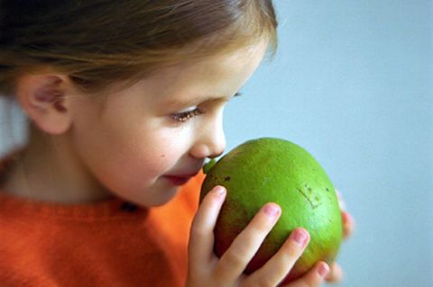 Mädchen mit Mango: Wenigstens ein wenig Obst oder Gemüse probieren