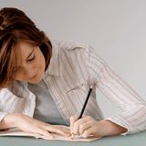 Beschäftigen Sie sich mit Ihren Fähigkeiten! Bitte täglich!    Misserfolge und vermeintliche Unfähigkeiten sind vielen Menschen deutlich näher als ihre Stärken und Fähigkeiten. Führen Sie ein Erfolgstagebuch und beschäftigen Sie sich mit Ihren Erfolgen - auch wenn diese nur "klein" zu sein scheinen!  (www.burnon.de)