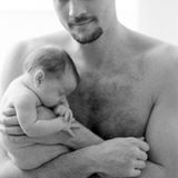 Die Hand an der Wiege    Sie wollen doch, zumindest ein großer Teil von ihnen: 49 Prozent der männlichen Singles unter 45 Jahren würden in Elternzeit gehen, wenn sich Nachwuchs ankündigt. Dabei erwarten das nur 34 Prozent der Single-Frauen von ihrem Partner. Ein paar altmodische Kerle, 10 Prozent in dieser Altersgruppe, jedoch erwarten von ihren Frauen ernsthaft, den Beruf für die Kinderbetreuung aufzugeben.