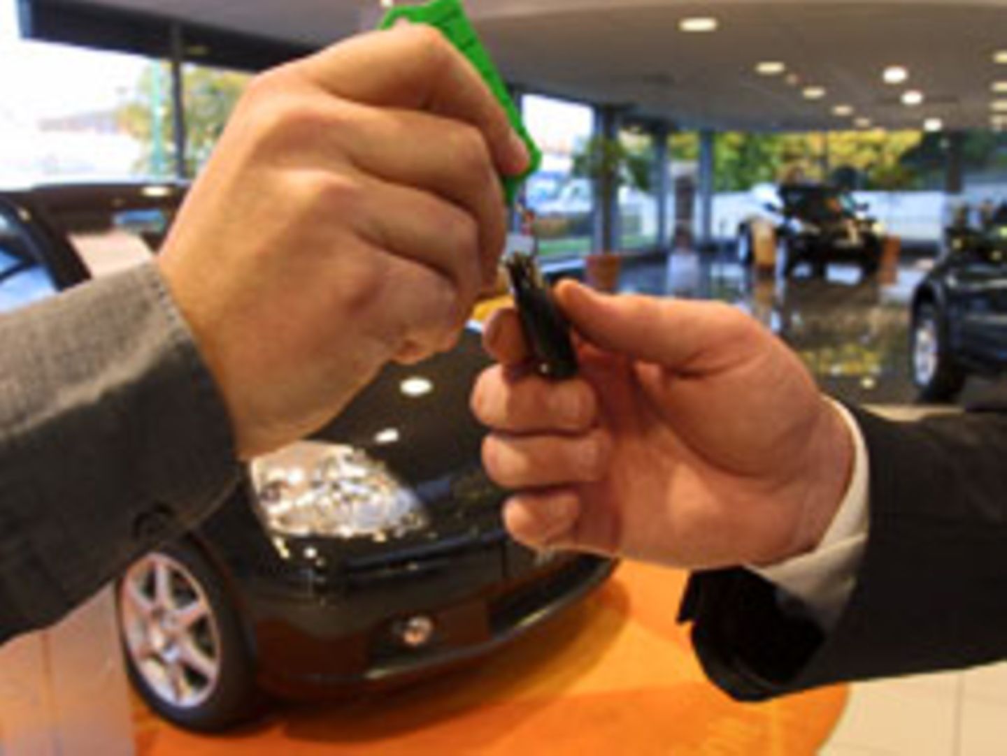 Ein großer Teil der Leasing-Kunden mag aus Finanznot geneigt sein, auf einen kleineren fahrbaren Untersatz umzusteigen - der kommt jedoch oft aus Asien