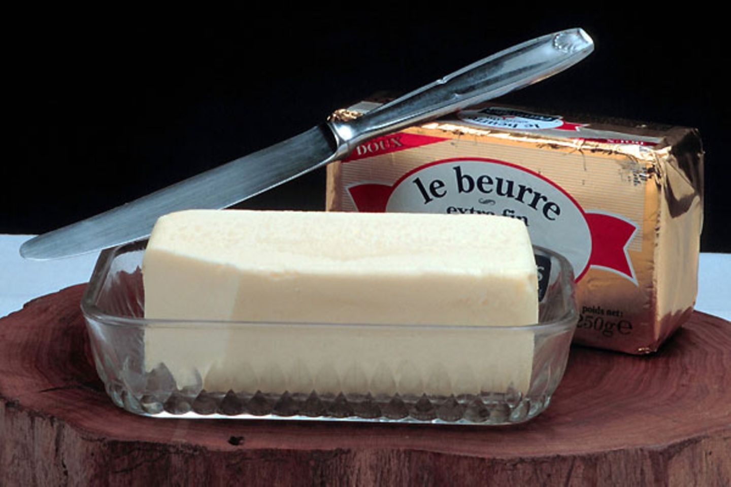 8 Kilokalorien pro Gramm - damit liegt Butter in der Energiedichte unangefochten vorn. Die anderen Streichfette schneiden nicht viel besser ab, selbst der vermeintlich schlanke "Brunch" liegt mit 2,3 Kilokalorien pro Gramm noch im roten Bereich. Daher: sparsam verwenden!