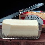 8 Kilokalorien pro Gramm - damit liegt Butter in der Energiedichte unangefochten vorn. Die anderen Streichfette schneiden nicht viel besser ab, selbst der vermeintlich schlanke "Brunch" liegt mit 2,3 Kilokalorien pro Gramm noch im roten Bereich. Daher: sparsam verwenden!