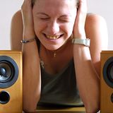 Der Hund rockt den Wohnwagen    Ein Hund hat in Dresden zu nächtlicher Stunde die Nerven von Anwohnern auf eine harte Probe gestellt. Nach Angaben der Polizei war der Vierbeiner von seinem Herrchen in einem Wohnmobil zurückgelassen worden und schaltete beim Rumschnüffeln die Musikanlage an. Offenbar drehte er das Gerät dabei bis zum Anschlag auf. Die alarmierte Polizei löste das Problem, indem sie das Lautsprecherkabel durch einen Türspalt von außen kappte.