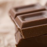 Kakaomasse ist ein durch Mahlen und Walzen aus Kakaobohnen hergestelltes Zwischenprodukt, das anschließend zum Beispiel zu Schokolade weiterverarbeitet wird. Aus dieser Masse kann auch die Kakaobutter gewonnen werden. In Schokolade darf aber auch Fremdfett, das nicht aus der Kakaobohne stammt, eingesetzt werden, etwa Palmöl und Shea-Butter. Wenn sie mit in der Schokolade stecken, muss auf der Packung stehen: "Enthält neben Kakaobutter auch andere pflanzliche Fette"