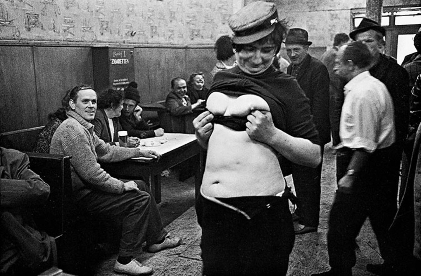 1962 besuchte der schwedische Fotograf Anders Petersen erstmals Hamburg und kehrte auch in das legendäre "Café Lehmitz" ein. Er war damals gerade 18 Jahre jung.