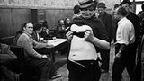 1962 besuchte der schwedische Fotograf Anders Petersen erstmals Hamburg und kehrte auch in das legendäre "Café Lehmitz" ein. Er war damals gerade 18 Jahre jung.