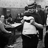 1962 besuchte der schwedische Fotograf Anders Petersen erstmals Hamburg und kehrte auch in das legendäre "Café Lehmitz" ein. Er war damals gerade 18 Jahre jung.