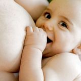 Es hat etwas mit dem Stillen zu tun, glauben viele stern.de-Leser. Stephanie W. aus Stemwede schreibt: "Durch den Mund wird die Muttermilch aufgenommen, das erzeugt ein überaus angenehmes Gefühl - und das wollen auch die Großen noch haben. Der Mund ist - wenn man so will - die erste erogene Zone, die der Mensch nutzt"
