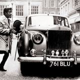 Samy Davis springt fröhlich zu seinem Rolls Royce, als er 1963 im Rahmen einer einwöchigen Tour durch England einen Auftritt im Liverpooler Empire Theater hat