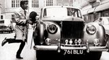 Samy Davis springt fröhlich zu seinem Rolls Royce, als er 1963 im Rahmen einer einwöchigen Tour durch England einen Auftritt im Liverpooler Empire Theater hat