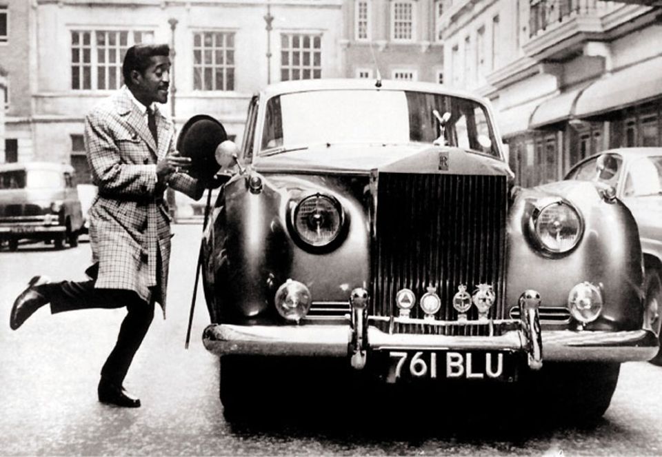 Samy Davis springt fröhlich zu seinem Rolls Royce, als er 1963 im Rahmen einer einwöchigen Tour durch England einen Auftritt im Liverpooler Empire Theater hat