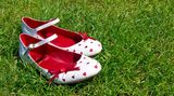 Empfehlenswert sind Schuhe aus weichem Leder. Wenn die Nerven aufgrund des Zuckers geschädigt sind, sollten die Absätze nicht zu hoch sein - sonst muss der Vorderfuß zu viel Druck aushalten und Sie spüren mögliche Verletzungen nicht mehr