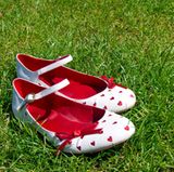 Empfehlenswert sind Schuhe aus weichem Leder. Wenn die Nerven aufgrund des Zuckers geschädigt sind, sollten die Absätze nicht zu hoch sein - sonst muss der Vorderfuß zu viel Druck aushalten und Sie spüren mögliche Verletzungen nicht mehr