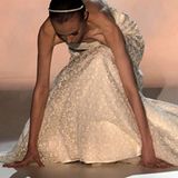 Bleibt nur zu hoffen, dass das vor dem Altar nicht passiert: Ein Model stürzt während einer Brautmodenschau im Mai 2012 in Barcelona.