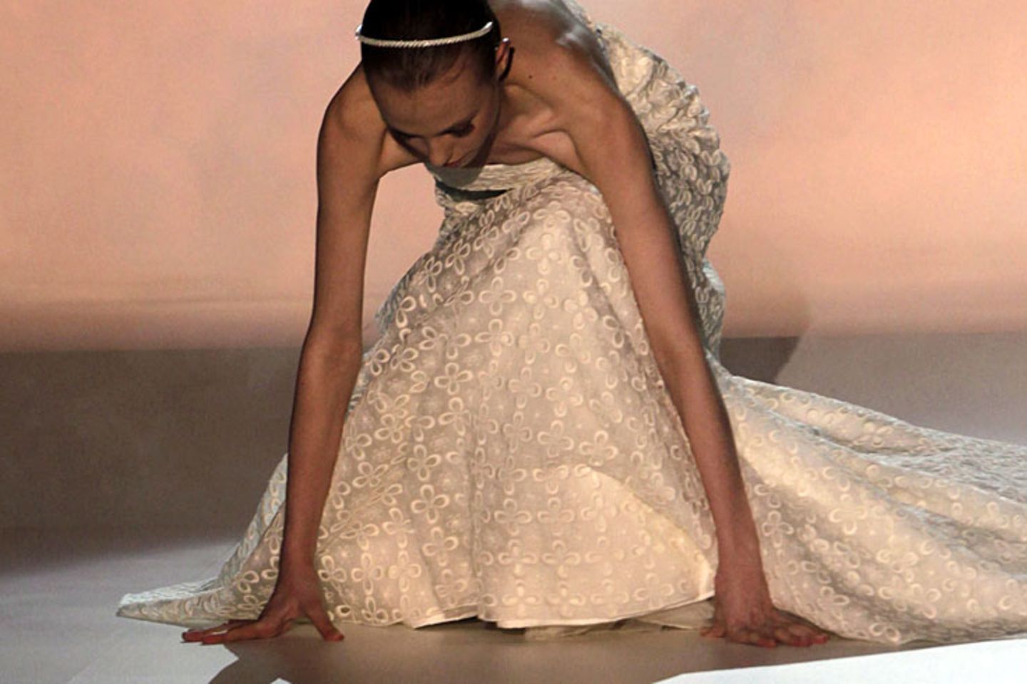 Bleibt nur zu hoffen, dass das vor dem Altar nicht passiert: Ein Model stürzt während einer Brautmodenschau im Mai 2012 in Barcelona.