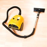 Vor allem in den Wohn- und Schlafräumen sollte Holzfußböden, Fliesen, versiegelter Kork oder Laminat liegen. Das kann Ihre Beschwerden allerdings nur dann wirklich mindern, wenn Sie die Böden fast täglich wischen